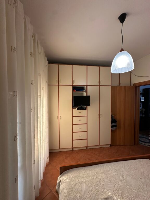 Xhamlliku - Shitet 2+1 75m2 Pallat Me Ashensor Kati 9 Prane SPAR  Ky apartament 2+1 ndodhet në katin e 9-të të një pallati në zonën e Xhamllikut në Tiranë dhe është në shitje me një sipërfaqe totale prej 75 m². • Sipërfaqe neto: 62.52 m² • Sipërfaqe bruto: 75 m² • Ndodhet në katin e 9-të të pallatit • 2 dhoma gjumi dhe 1 tualet • Ideale për banim familjar ose investim • Për më shumë informacion, ju lutemi na kontaktoni!