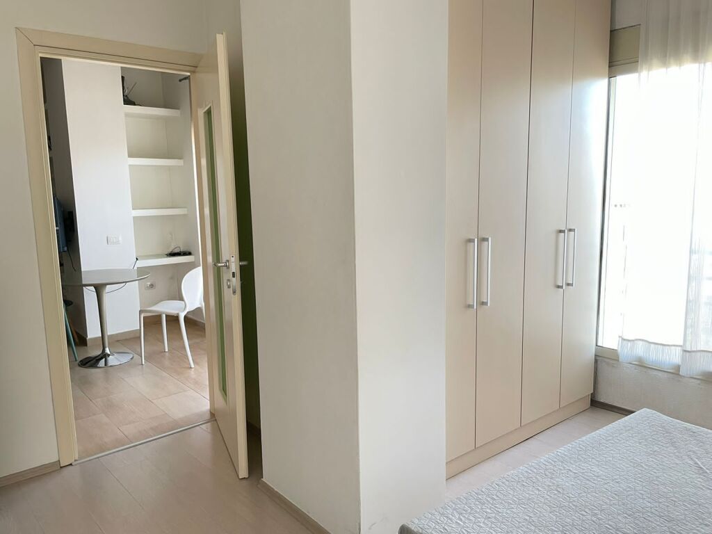 Appartamento 1+1+1 con balcone in affitto a Komuna e Parisit