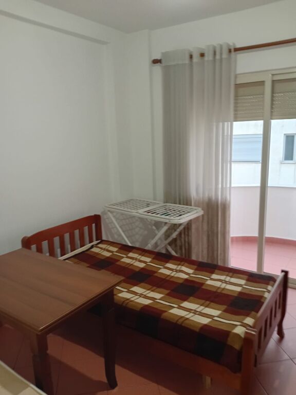 Apartament 2+1 me Qira, Rruga e Thesarit, fresk. 45'000 lekë/muaj