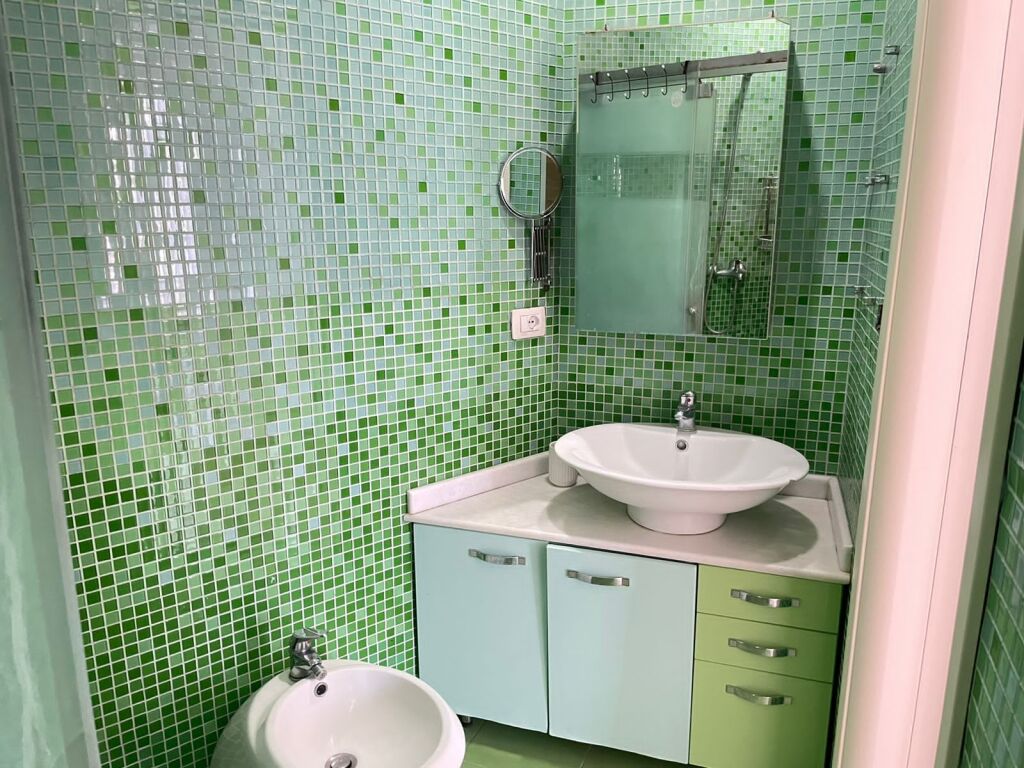 Appartamento 1+1+1 con balcone in affitto a Komuna e Parisit