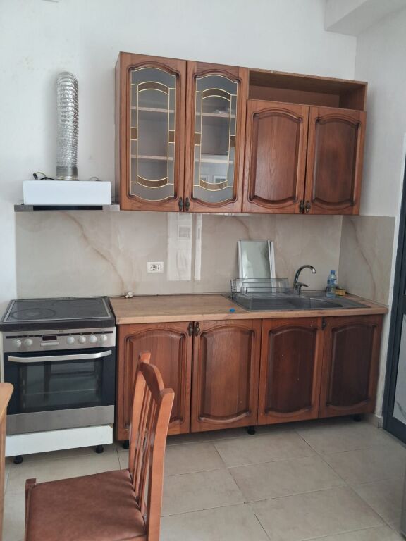 APARTAMENT 1+1. 35000 LEKE.FAKULTETI EKONOMIK