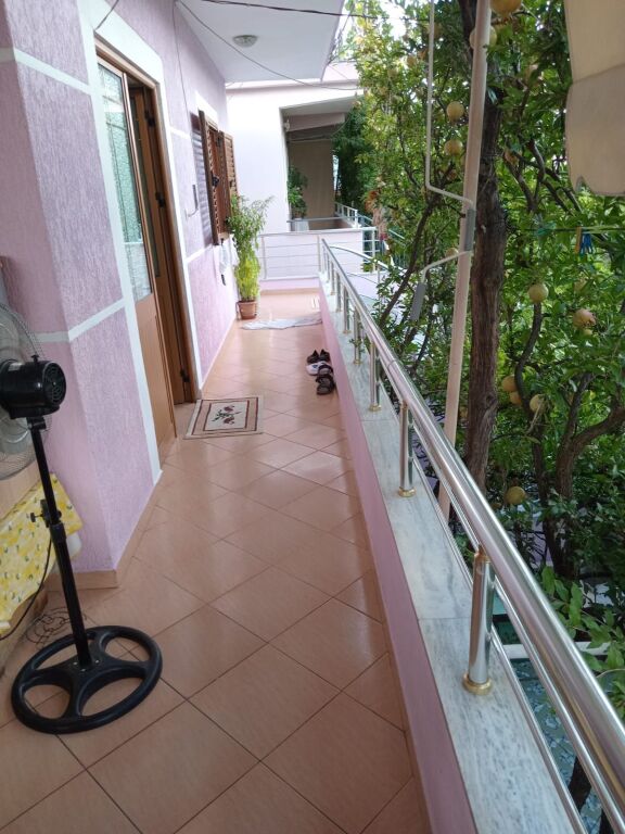 SHITET SHTËPI PRIVATE 2-KATËSHE + KLINIKË DENTARE – MISTO MAME