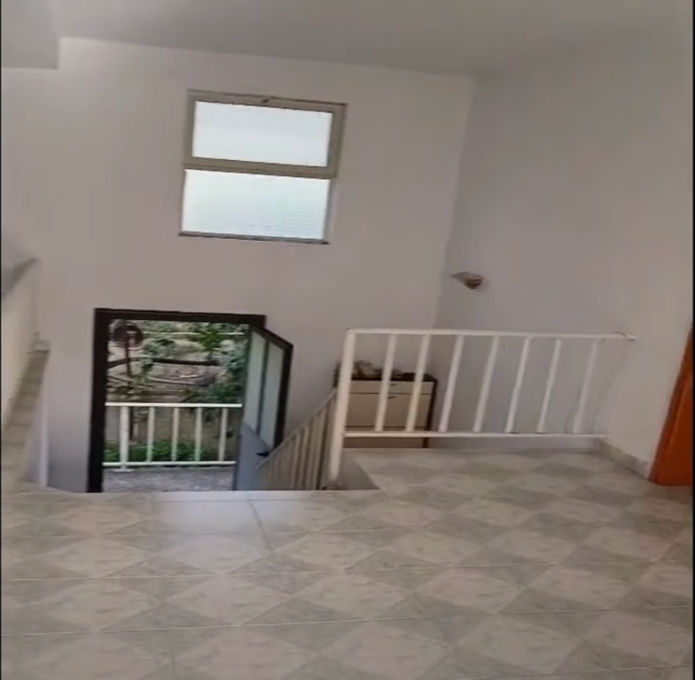 In affitto: casa privata con un grande giardino adatto agli animali domestici.