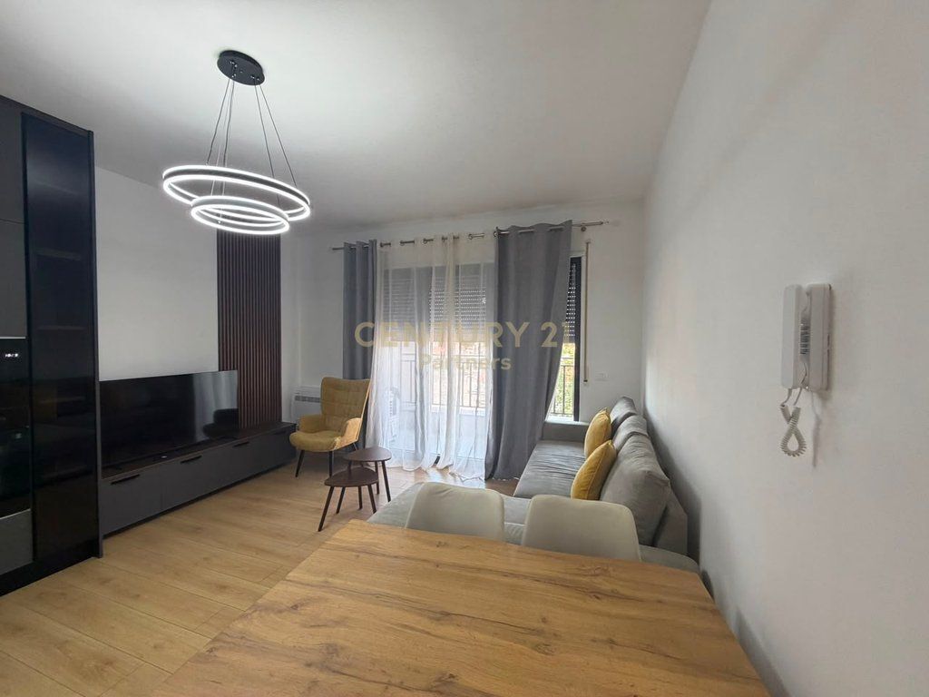 JAPIM ME QIRA APARTAMENT 1+1 NE RRUGEN JORDAN MISJA ! /Muaj 60,000 Lekë /Muaj
