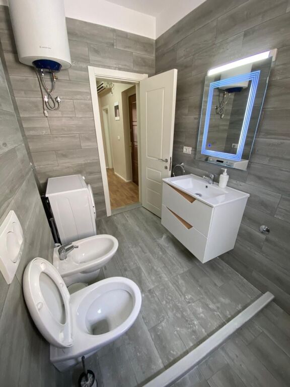 🏠 Jepet me qira 2+1 – Vasil Shanto  📍 Pallat ekzistues, kati 4 pa ashensor 🛏️ 2 dhoma gjumi + sallon 🚿 Banjo | 🌿 Ballkon | 📦 Depo 🛋️ I mobiluar 💰 75,000 lekë/muaj