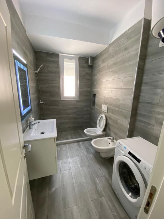 🏠 Jepet me qira 2+1 – Vasil Shanto  📍 Pallat ekzistues, kati 4 pa ashensor 🛏️ 2 dhoma gjumi + sallon 🚿 Banjo | 🌿 Ballkon | 📦 Depo 🛋️ I mobiluar 💰 75,000 lekë/muaj