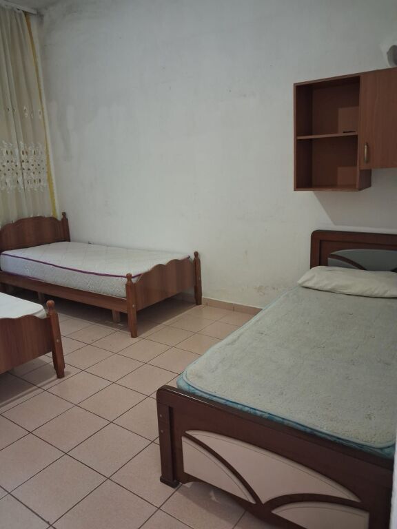 APARTAMENT 1+1. 35000 LEKE.FAKULTETI EKONOMIK