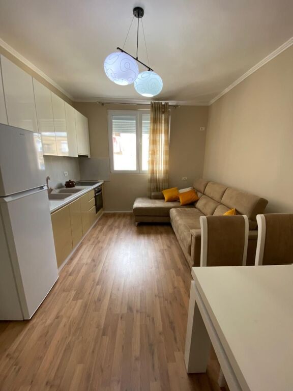 🏠 Jepet me qira 2+1 – Vasil Shanto  📍 Pallat ekzistues, kati 4 pa ashensor 🛏️ 2 dhoma gjumi + sallon 🚿 Banjo | 🌿 Ballkon | 📦 Depo 🛋️ I mobiluar 💰 75,000 lekë/muaj