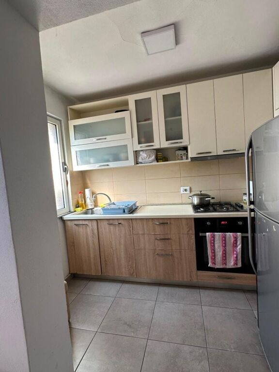 Rruga Fortuzi,jepet me qera apartament,2+1,i mobiluar  55,000Leke   
