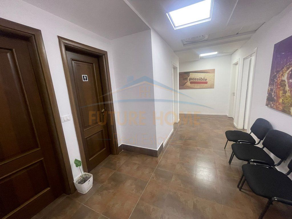 Qira, Ambient biznesi, Rruga e Barrikadave, Tiranë.