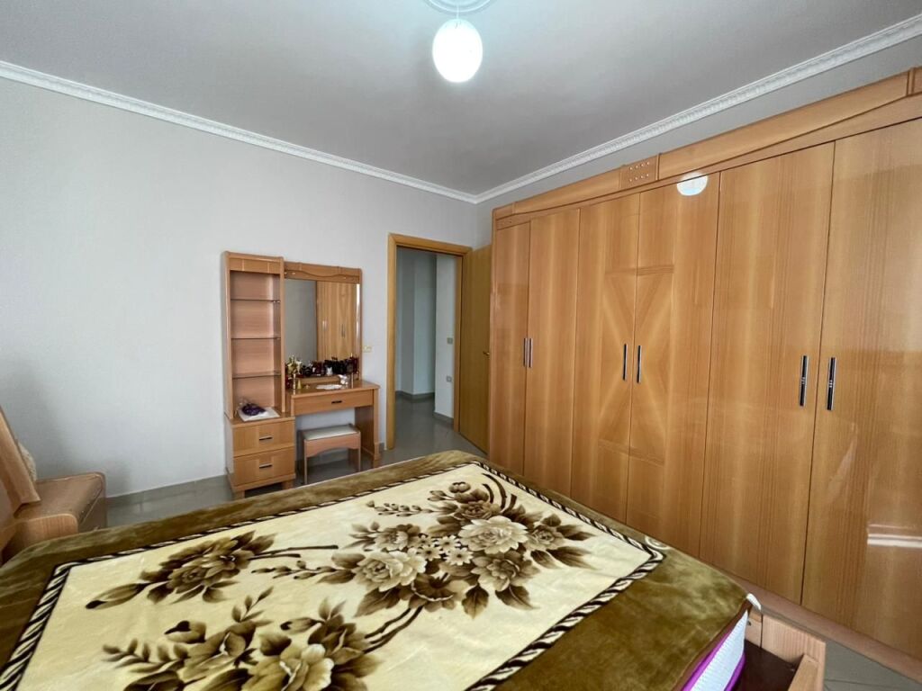 Apartament 2+1 per shitje tek Komuna e Parisit.