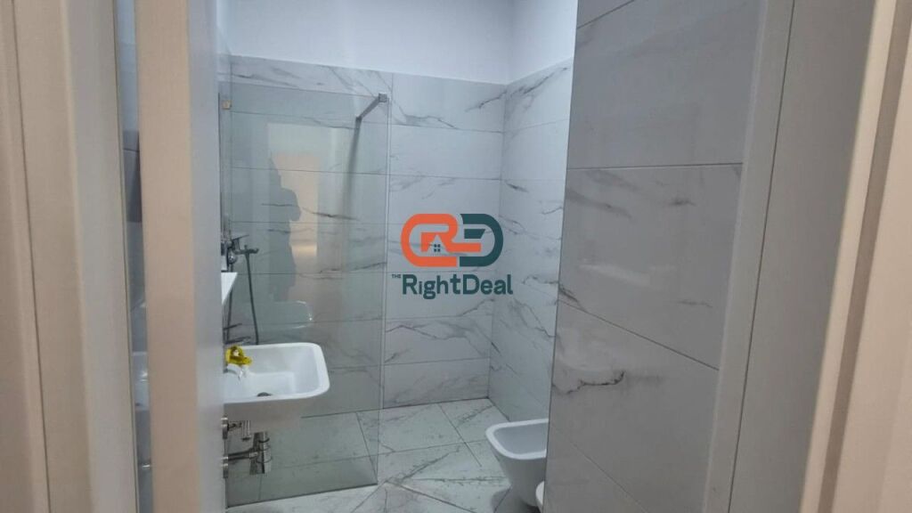 In Square 21 Complex, Space for Rent, Ideal for Offices or Clinics !!!