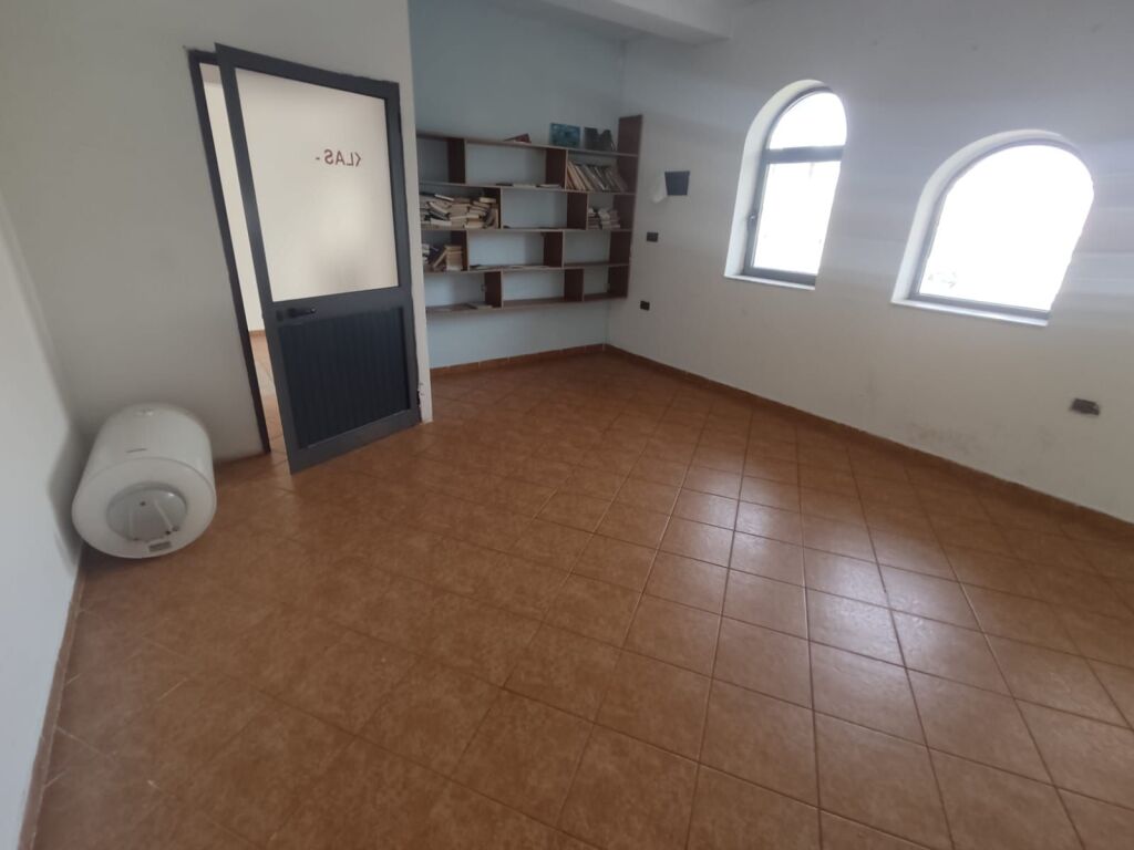 Affittasi villa su 4 piani in Via Elbasanit   ID 5415