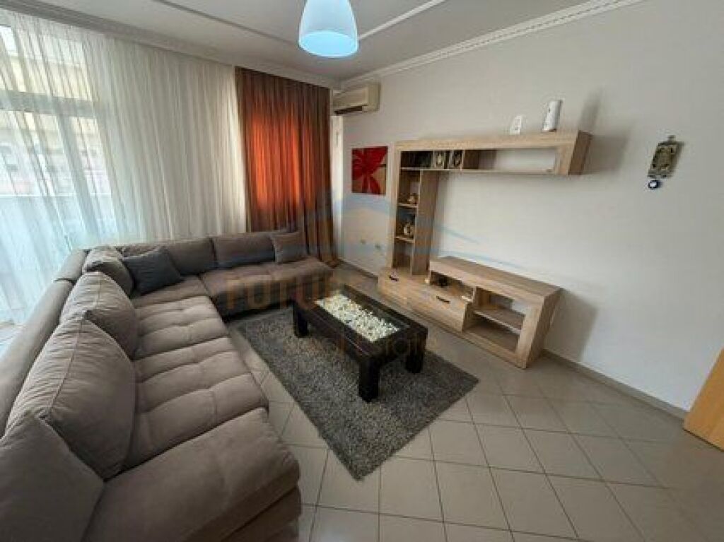 Shitet, Apartament 2+1+2, Komuna e Parisit, Tiranë