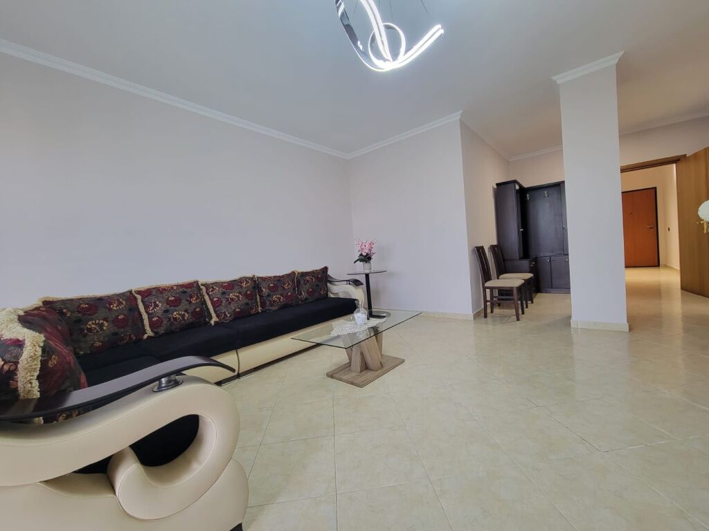 Super apartament 3+1 per shitje tek Kristal Center.