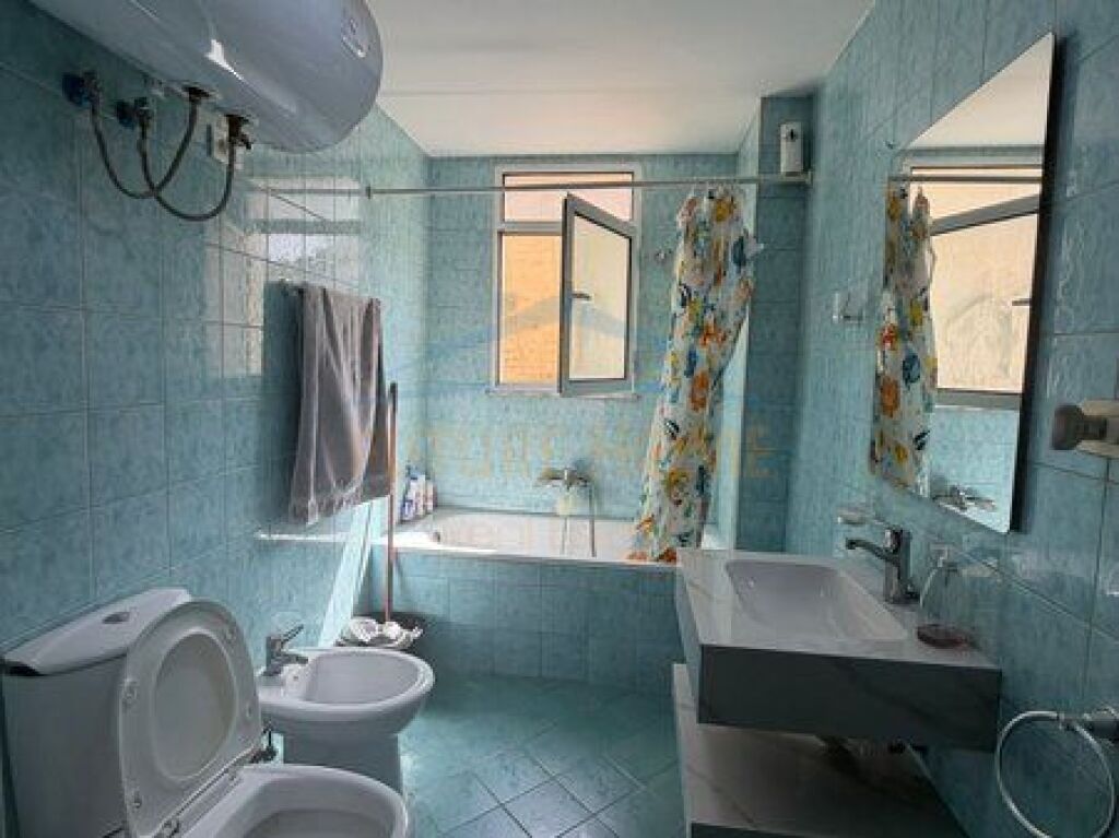 Shitet, Apartament 2+1+2, Komuna e Parisit, Tiranë