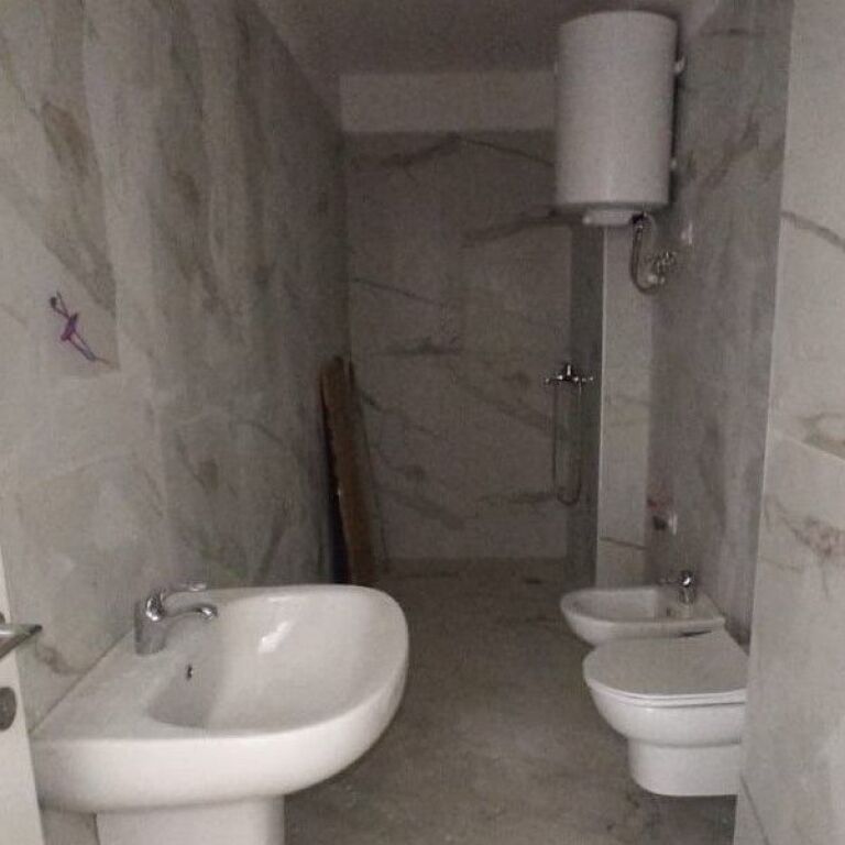 🏢 JEPET ME QIRA ZYRË – DONIKA CENTER, PRANË QENDRËS ✨