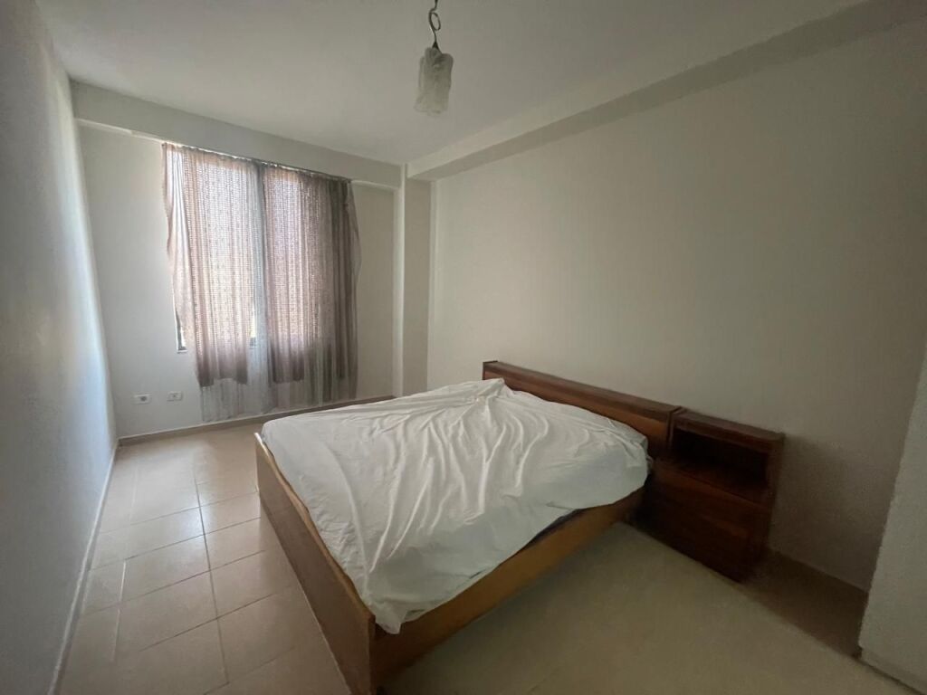 21-Dhjetori, affittasi appartamento 2+1 completamente arredato.