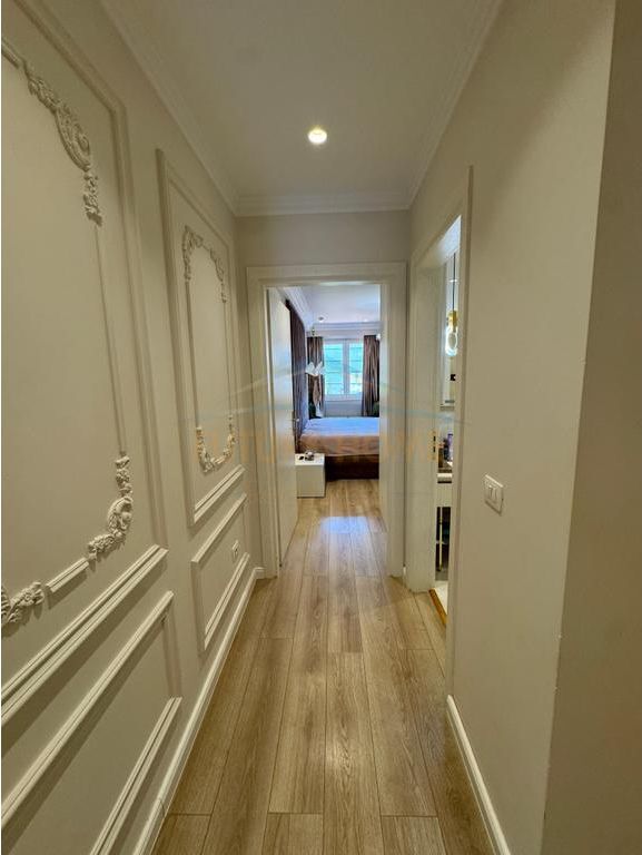 Shitet, Apartament 2+1+2, Rruga e Barrikadave, Tiranë.