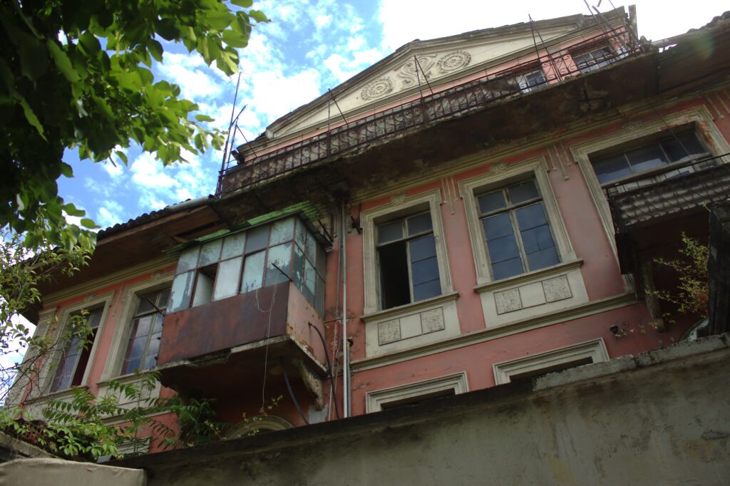 ☕ **JEPET ME QIRA BAR-KAFE – RRUGA E DURRËSIT, TIRANË**