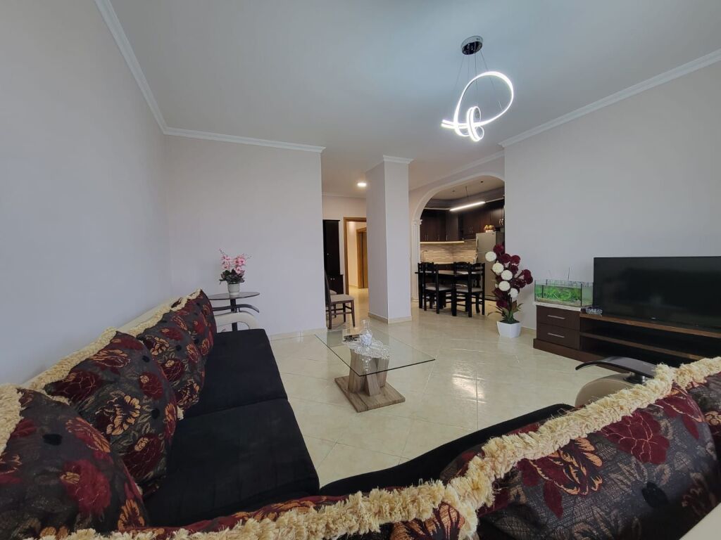 Super apartament 3+1 per shitje tek Kristal Center.
