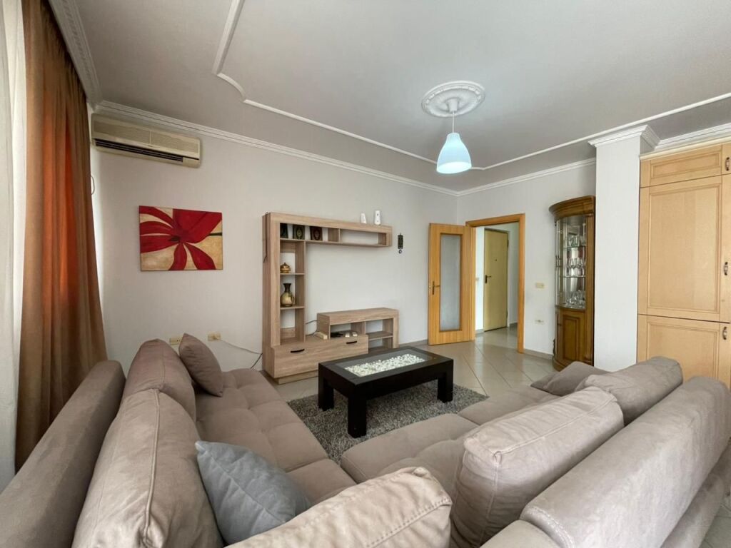 Apartament 2+1 per shitje tek Komuna e Parisit.
