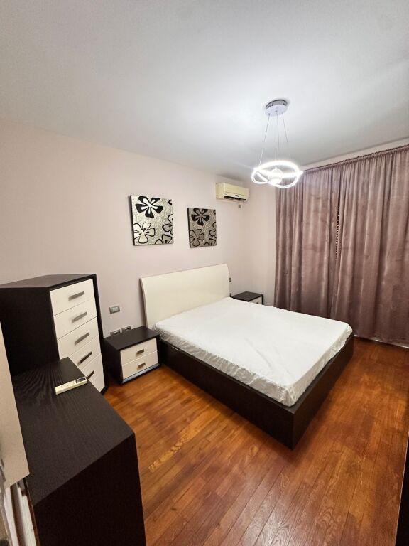Apartament shume i mire 2+1 ne  Xhamllik prane pasticeri Titos.