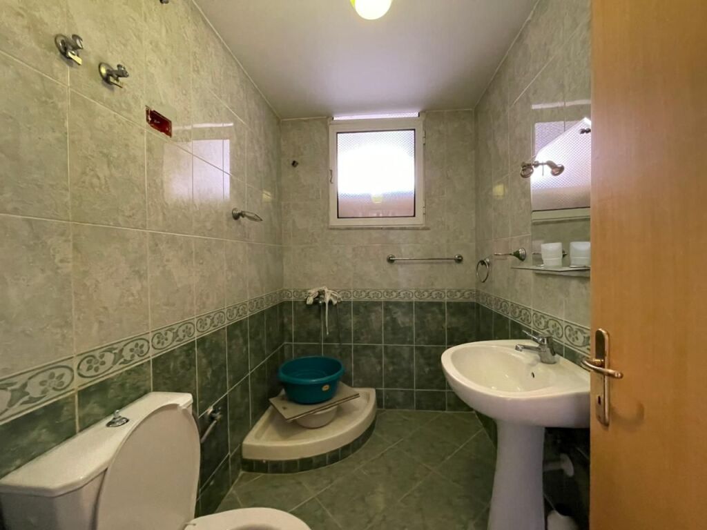 Apartament 2+1 per shitje tek Komuna e Parisit.