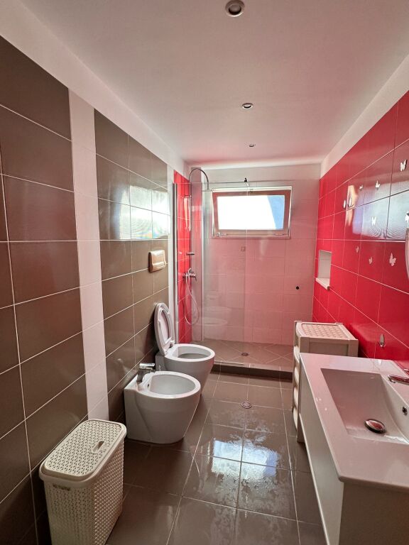 Apartament shume i mire 2+1 ne  Xhamllik prane pasticeri Titos.