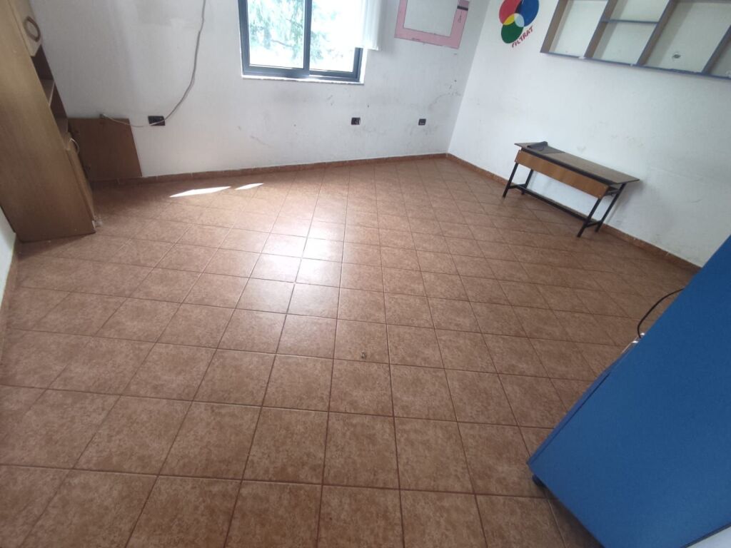 Affittasi villa su 4 piani in Via Elbasanit   ID 5415