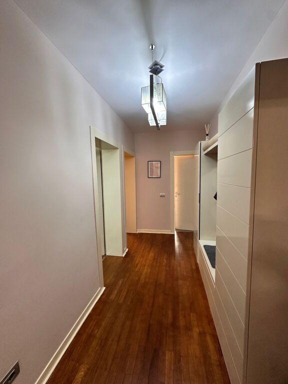 Apartament shume i mire 2+1 ne  Xhamllik prane pasticeri Titos.