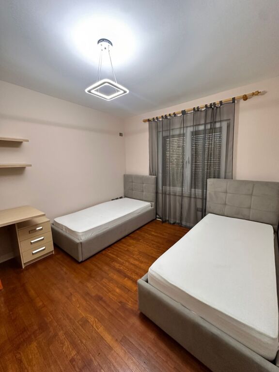 Apartament shume i mire 2+1 ne  Xhamllik prane pasticeri Titos.