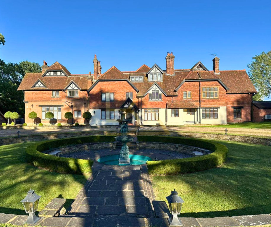 SHITET VILË REZIDENCIALE – WEIR COURTNEY, LINGFIELD, UK
