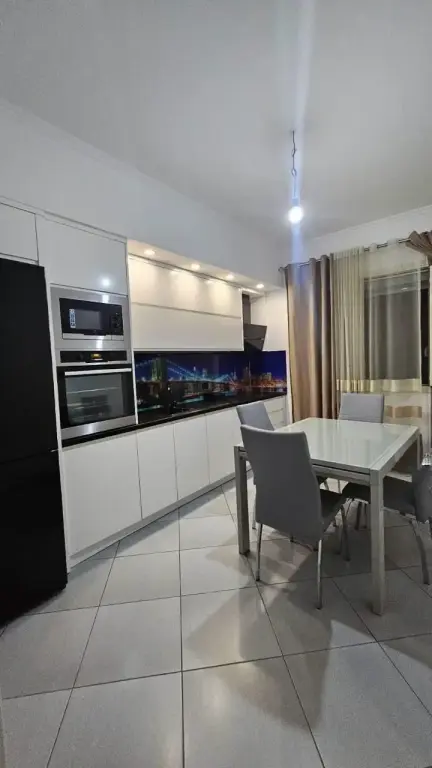 Apartament 1+1 per qera Rruga e Kavajes !