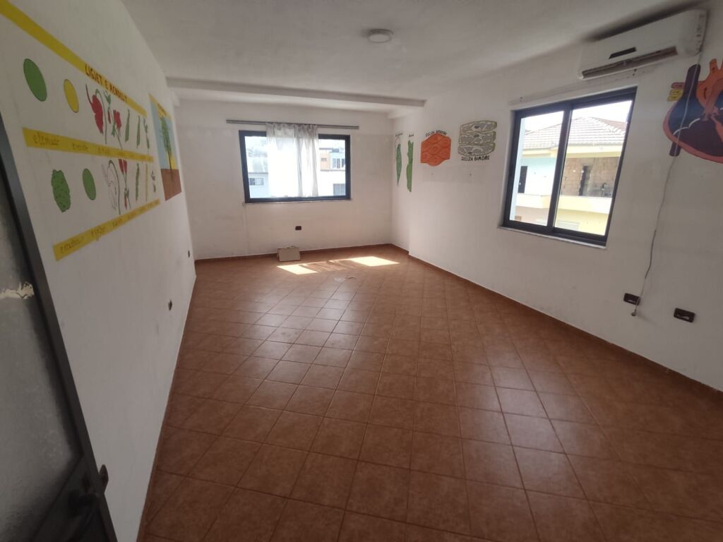 Affittasi villa su 4 piani in Via Elbasanit   ID 5415