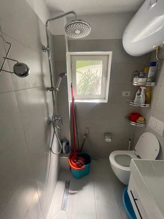 JEPET ME QIRA – APARTAMENT 1+1 | 50 m² 📍 Lulishtja “1 Maji” – Përballë ish-Ekspozitës 543 € /Muaj 50,000 Lekë /Muaj