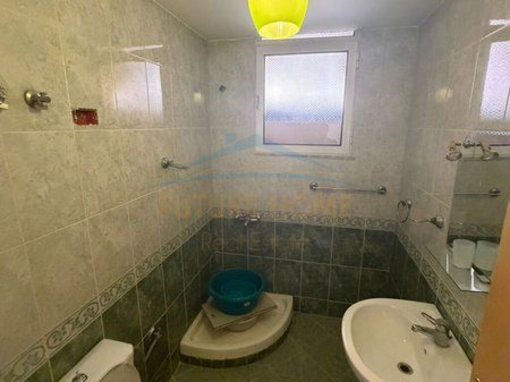 Shitet, Apartament 2+1+2, Komuna e Parisit, Tiranë