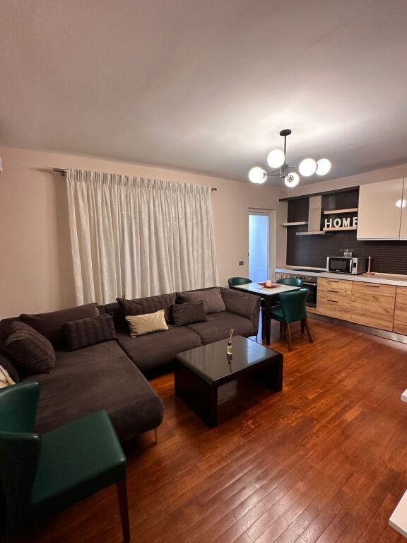 Apartament shume i mire 2+1 ne  Xhamllik prane pasticeri Titos.