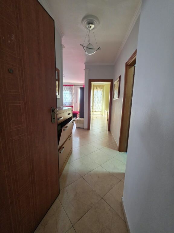 🏡 Apartament 1+1 me qera  📍 Don Bosko, pranë Kishës  🏢 Kati 7 (me ashensor)  📐 Sipërfaqe: 78m² 🌿 Me ballkon  🛋️ I mobiluar   💰 Çmimi: 50.000 Lekë/Muaj (i diskutueshëm)