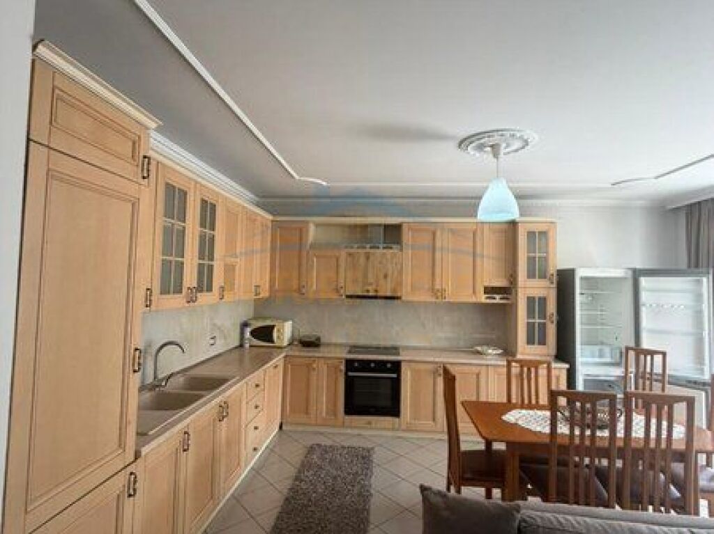 Shitet, Apartament 2+1+2, Komuna e Parisit, Tiranë