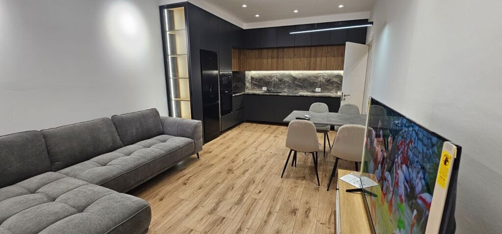 Affitto | Apartament 2 + 1 + 2 | Rruga 5 Maji | 600 €/mese