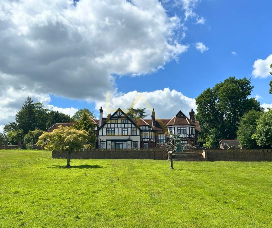 SHITET VILË REZIDENCIALE – WEIR COURTNEY, LINGFIELD, UK