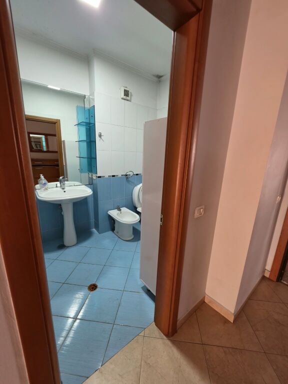 🏡 Apartament 1+1 me qera  📍 Don Bosko, pranë Kishës  🏢 Kati 7 (me ashensor)  📐 Sipërfaqe: 78m² 🌿 Me ballkon  🛋️ I mobiluar   💰 Çmimi: 50.000 Lekë/Muaj (i diskutueshëm)