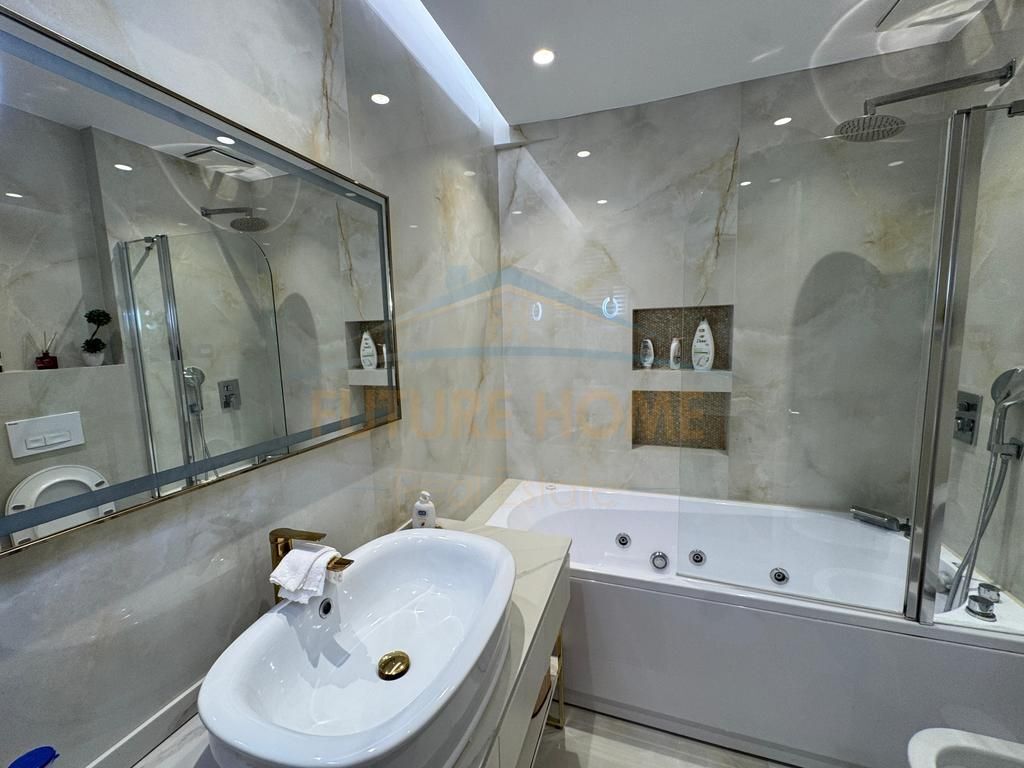 SHITET APARTAMENT 2+1+2 RRUGA E BARRIKADAVE
