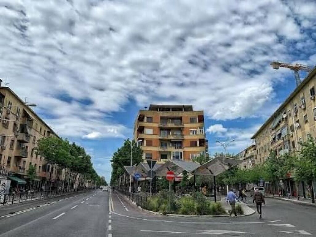 ☕ **JEPET ME QIRA BAR-KAFE – RRUGA E DURRËSIT, TIRANË**