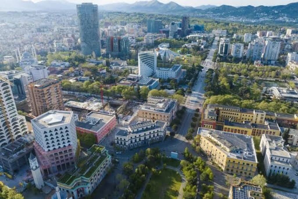PREMIUM COMMERCIAL SPACE FOR RENT IN BLLOK | 103 m² | 1ST FLOOR | FACADE ON MAIN STREET‼️ 2,000 € /Month