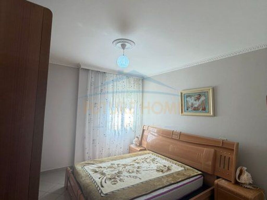 Shitet, Apartament 2+1+2, Komuna e Parisit, Tiranë