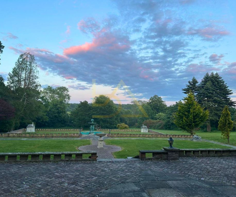 SHITET VILË REZIDENCIALE – WEIR COURTNEY, LINGFIELD, UK