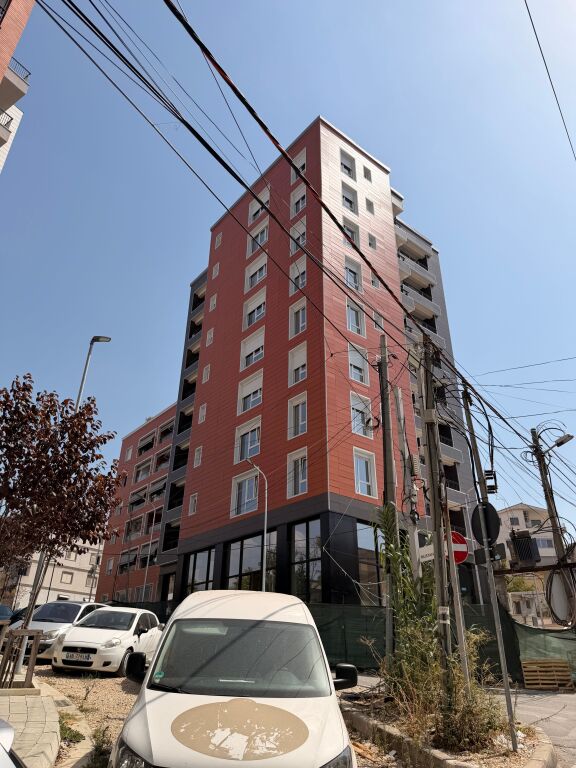Shitet Apartament 2+1 rruga e Elbasanit, shkolla Osman Myderizi pas Ambasada Amerikane