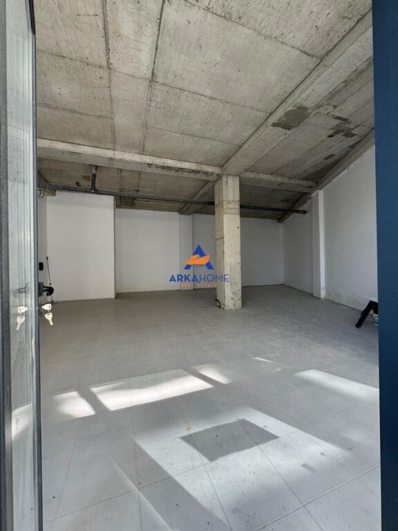 BUSINESS PREMISES FOR RENT 154 M2 "DRY LAKE" 1800 EURO